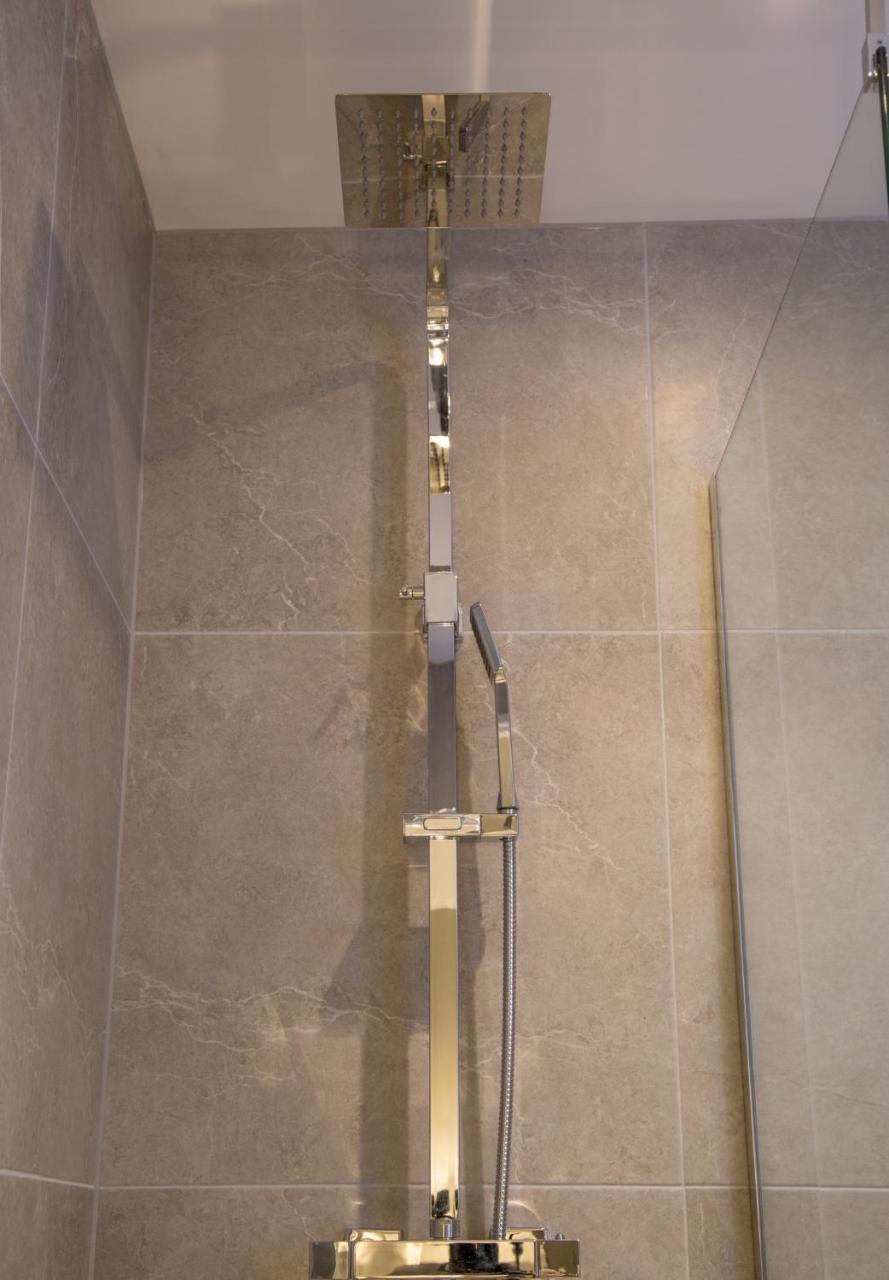 Winckley Stays Preston Kültér fotó A shower rail
