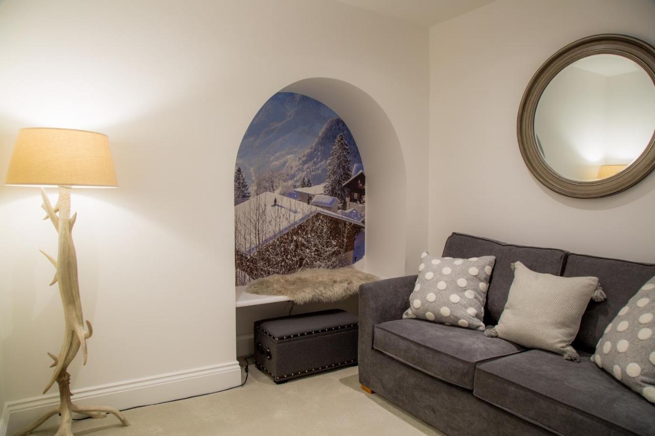Winckley Stays Preston Kültér fotó A wall mural in a living room