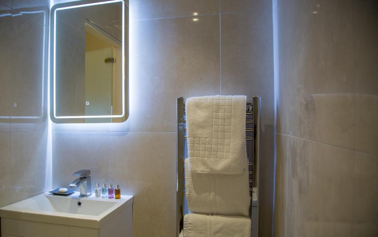Winckley Stays Preston Kültér fotó A heated towel rail